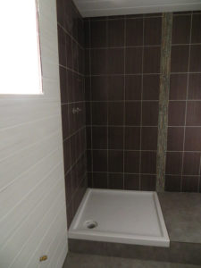 Eine frisch eingebaute quadratische Duschwanne in einem Bad