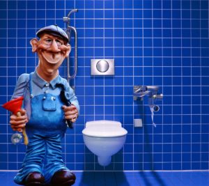 Ein blau gefliestes WC mit einem weißen WC Sitz und silberen Armaturen. Links neben dem WC steht eine Klempner- Figur mit einer roten Saugglocke in der Hand.
